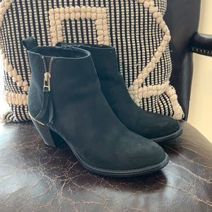 Gently used black Steve Madden booties